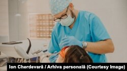 Medicul stomatolog Ion Cherdevară recomandă periajul dentar de două ori pe zi, utilizarea aței dentare și a apei de gură și vizite regulate la stomatolog.  