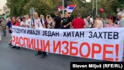 Transparent na protestu u Novom Sadu organizovanom na poziv studenata u blokadi, 5.9.2025.