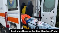 În imagine, un copil de la unul din cele patru centre pentru copii cu dizabilități din Târgu-Mureș este urcat, pentru îngrijiri, într-o ambulanță.