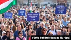 A Magyar Orvosi Kamara által szervezett tiltakozás résztvevői az egészségügyi rendszer fejlesztését követelték a Parlament előtt, Budapesten 2025. március 8-án