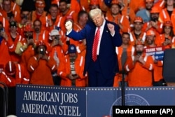 Predsjednik Donald Trump nakon govora u fabrici U.S. Steel Mon Valley Works-Irvin, 30. maja 2025. godine, u West Mifflinu, Pennsylvania.