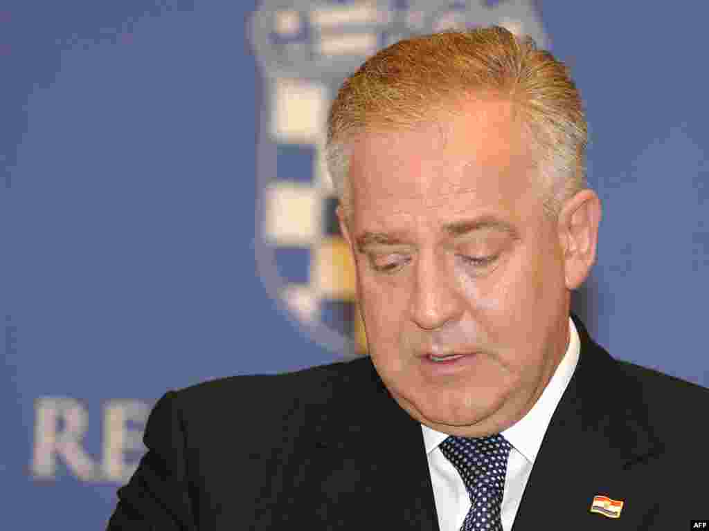 Hrvatska - Ostavka premijera - Prvog dana sedmog mjeseca ostavku je podnio premijer Ivo Sanader. I dan danas su pravi razlozi ostavke nepoznati.