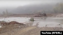 Коритото на Вит край строежа на магистрала "Хемус" представлява "лунен пейзаж", разоран от тежка техника над моста "Боаза", по посока на Тетевен", констатира "Балканка"