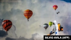 Zaposlenik sa zaštitnom opremom dezinfikuje tržni centar, Caxias do Sul, Brazil, 13. maj 2020. godine