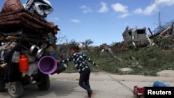 Djevojčica vuče kolica sa stvarima nakon što je izraelska vojska izdala naredbe za evakuaciju brojnih četvrti, nakon teških izraelskih napada, u Beit Hanounu u sjevernom Pojasu Gaze, 19. marta 2025. 