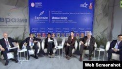 Илан Шор и Маргарита Симоньян сидят рядом на Петербургском международном экономическом форуме