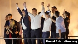 Ekrem Imamoglu, novi gradonačelnik Istanbula iz opozicione Republikanske narodne partije, obraća se pristalicama nakon proglašenja pobede na ponovljenim izborima protiv kandidata vladajuće Partije pravde i razvoja Binalija Jildrima.