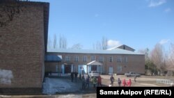 Школа-гимназия имени Магрифы Рахимовой в селе Челпеке Ак-Суйского района. 