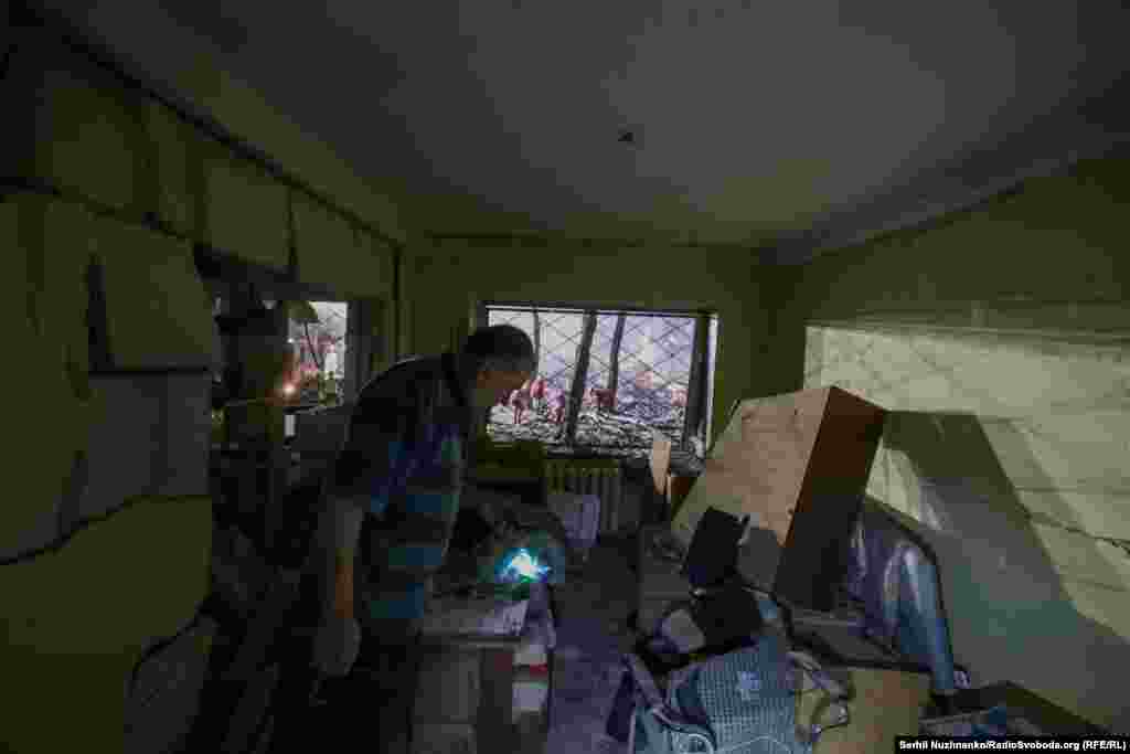 24 aprilie 2025, Kiev, Ucraina – Un locuitor al capitalei ucrainene vede ce a mai rămas din apartamentul lui.