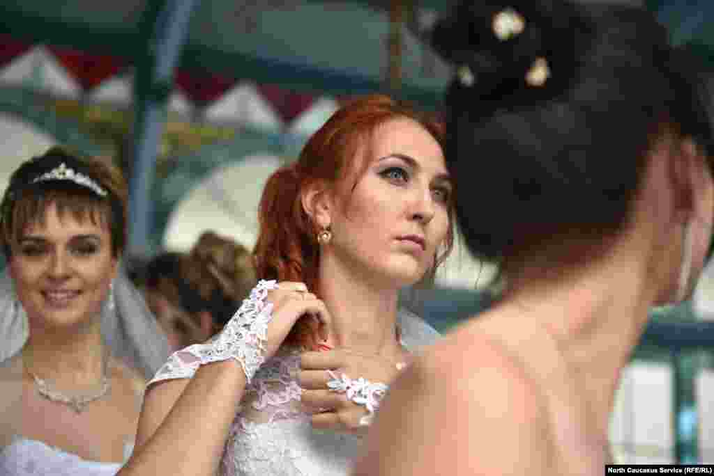 Елена Кузнецова (в центре) любит бегать, участвует в любительских спортивных забегах, марафонах, но серьёзно соревноваться с соперницами не видит смысла, потому что "это же всё по приколу, захотелось вспомнить как это - в свадебном платье".