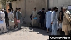 Афганские казахи у посольства Казахстана в Кабуле. 5 сентября 2021 года
