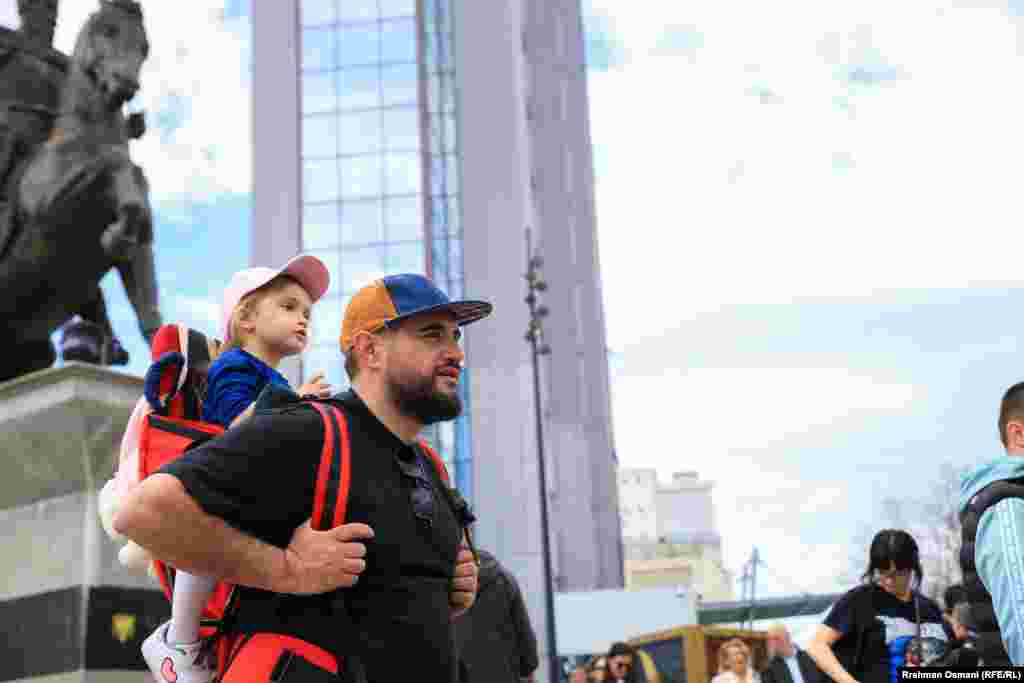 Një pjesëmarrës në protestën e mbajtur në Prishtinë më 5 prill. 