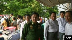 Șeful militar al Myanmarului, Min Aung Hlaing (C), sosește pentru a se întâlni cu supraviețuitorii cutremurului adunați în incinta unui spital. 28 martie 2025.