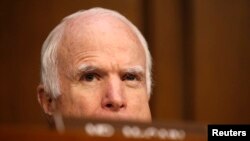 Nove optužbe na račun predsednika Rusije: Džon Mekejn