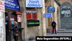 Несмотря на повсеместное ослабление доллара, на торгах межбанковской биржи лари подешевел на один тетри