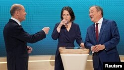 Претседателка на „зелените“ Аналена Баербок, премиерот на Северна Рајна-Вестфалија и лидер на Христијанско-демократската унија (ЦДУ) Армин Лашет и германскиот министер за финансии и кандидат на Социјалдемократската партија Олаф Шолц 