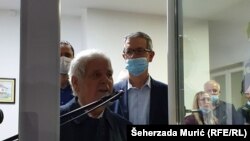 Fikret Abdić se u četvrtak navečer, 29. oktobra, obratio prisutnima koji su se okupili neposredno prije njegovog dolaska