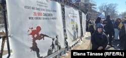 Билборд на оградата на украинското посолство в Букурещ обръща внимание на данните, че поне 20 000 деца са депортирани незаконно от страната в Русия от началото на инвазията, февруари 2023 г.