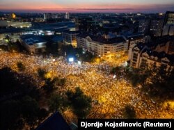 Снимка, направена с летящ дрон, показва протестиращи, запалили фенерчетата на мобилните си телефони в Нови Сад, 5 септември 2025 г.