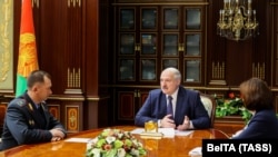 Alyaksandr Lukasenka megbeszélést tart Ivan Kubrakovval, az új belügyminiszterrel Minszkben 2020. október 29-én.