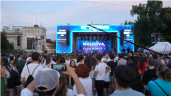 (Video) Concert cu artiști ruși în centrul Chișinăului, lângă expoziția despre terorile staliniste 