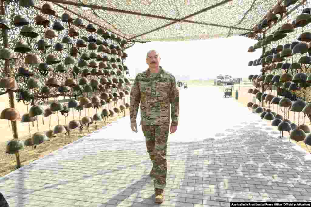 Одну из инсталляций создали из касок армянских военнослужащих.