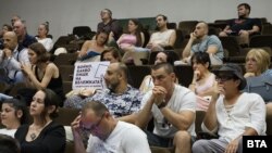 Граждани, подкрепящи арестувания кмет на Варна Благомир Коцев, влязоха на сесията на Общинския съвет