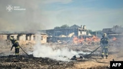 Vatrogasci gase požar nakon ruskog napada u Kijevskoj regiji, 9. jula 2025.