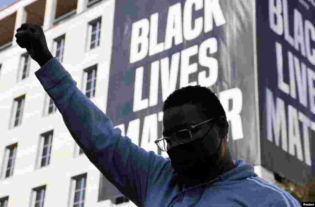 Brutalno ubistvo Georgea Floyda tokom rutinskog privođenja na ulici u Minneapolisu bilo je okidač za proteste širom Amerike i u svijetu protiv policijske brutalnosti i rasne nejednakosti u SAD-u.