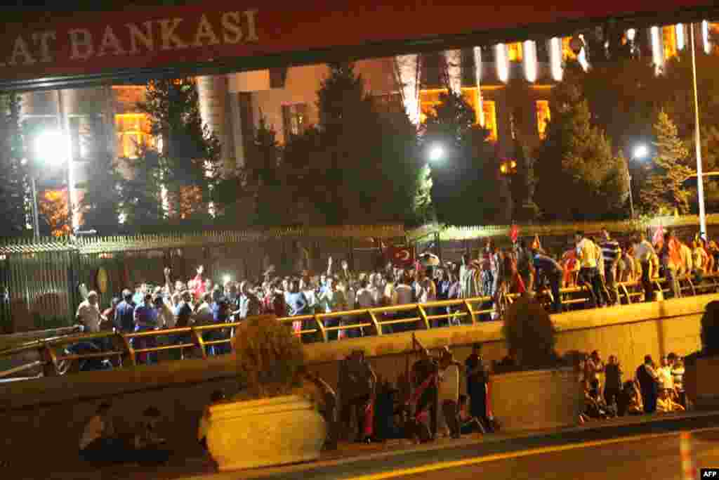 ხალხი ანკარის ქუჩებში გამოვიდა, რათა წინააღმდეგობა გაეწია პუჩისტებისთვის.