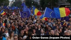 La București, manifestanții au mărșăluit cu steaguri ale României și Uniunii Europene de la Universitate până în Piața Victoriei. 