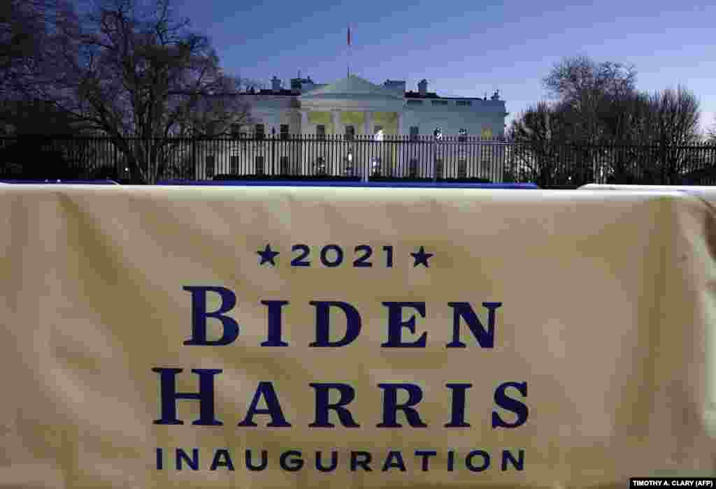 Transparent Biden-Harris ispred Bele kuće 19. januara u Washingtonu, uoči ceremonije inauguracije.