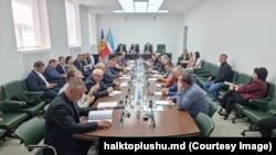 Una dintre ședințele Adunării Populare din Găgăuzia. Organul legislativ local de la Comrat numără 35 de deputați pe un mandat de patru ani. 