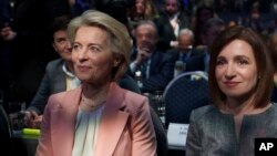 Înainte să meargă la Paris, Maia Sandu a fost la București, la un Congres al partidelor europene de centru-dreapta, ca și președinta Comisiei Europene, Ursula von der Leyen. 