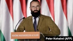 Szájer József beszédet mond a Fidesz-KDNP EP-választásokat megelőző kampányeseményén 2019 áprilisában.