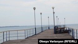 В сборник в основном вошли композиции 30-70-х годов XX века из репертуара различных ансамблей Абхазии. Большинство из этих песен не были оцифрованы ранее, а потому оставались неизвестными для музыкантов и любителей