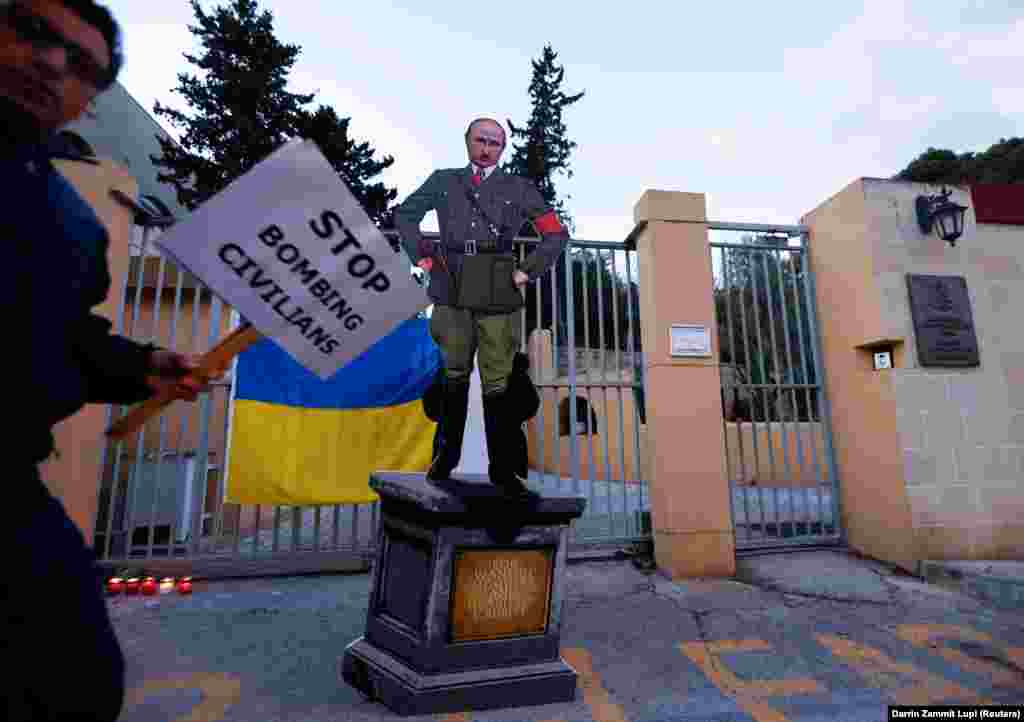 Putyin elnök karikatúrája a máltai orosz nagykövetség előtt 2022 márciusában