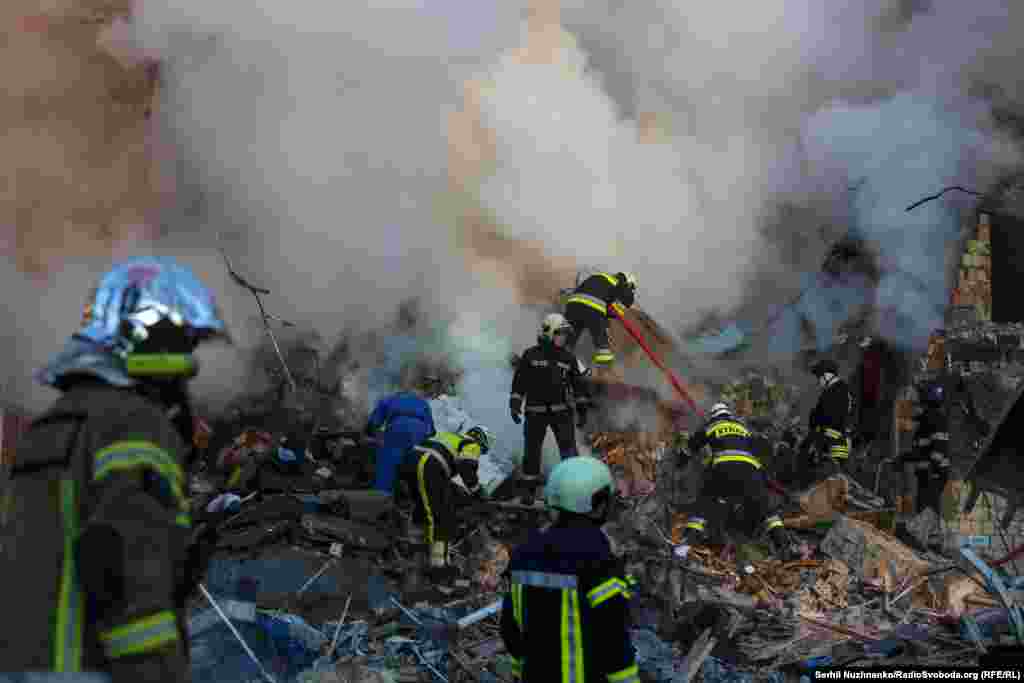 Спасатели разбирают завалы многоквартирного дома в поисках выживших после российской атаки 28 августа