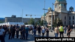 Okupljeni u improvizovanom kampu ispred Skupštine Srbije u Beogradu, 1. jun 2025.