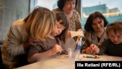 აქ ანა თავის სტიქიაშია - ხატავს. ხატვა მას ძალიან უყვარს.