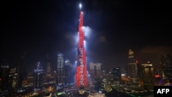 Знаковите сгради в Дубай светнаха в червено на 9 февруари, когато сондата на Обединените арабски емирства Ал Амал достигна орбита на Марс.