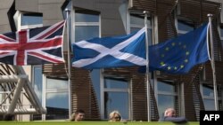 Zastave Velike Britanije, Škotske i Evropske unije (EU) ispred zgrade škotskog parlamenta u Edinburgu, juni 2016.