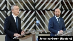 Secretarul general NATO Jens Stoltenberg și președintele Consiliului European Charles Michel înainte de conferința pe teme de securitate și apărare, Bruxelles, 26 februarie 2021