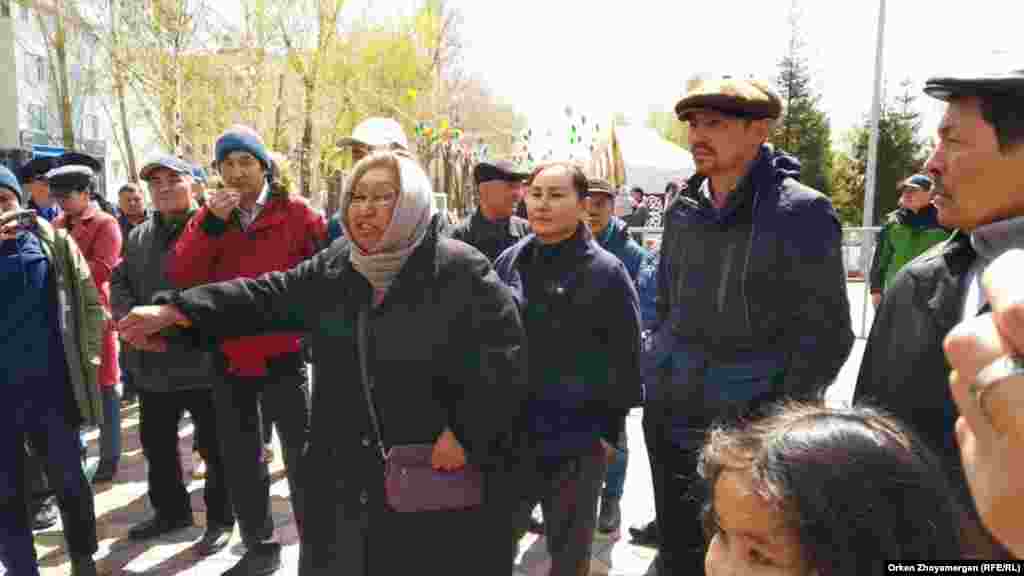 &laquo;Народ устал. Не хотим, чтобы наши дети жили в таких же условиях, как мы. Правительство в отставку!&raquo; &ndash; говорят протестующие граждане. Нур-Султан, 1 мая 2019 года.