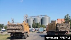  Покрытие со взлетной полосы Багеровского аэропорта вывозят в Россию, 21 августа 2015