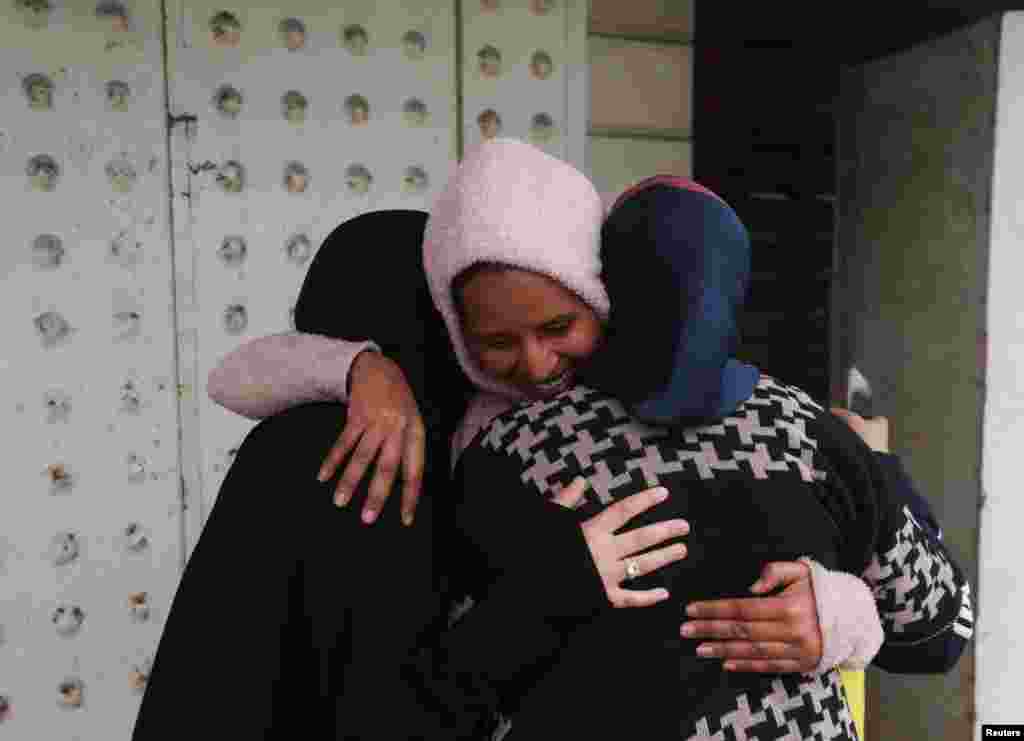 Žene u zagrljaju nakon početka primirja između Izraela i Hezbolaha, 27. novembra 2024., u Tiru, Liban.