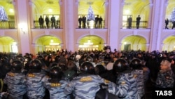 Policijski kordon okružio je demonstrante u Sankt Peterburgu, 6. decembar 2011. 