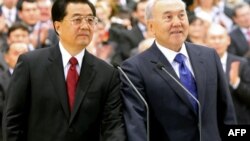 Президент Казахстана Нурсултан Назарбаев и председатель Китая Ху Цзиньтао на церемонии открытия газопровода. Астана, 12 декабря 2009 года.