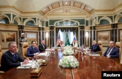 Masa de negocieri de la Riad: americanii la stânga, rușii la dreapta, saudiții în centru.