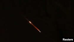 Obiecte observate pe cer deasupra Ierusalimului, după atacul iranian cu drone și rachete împotriva Israelului.